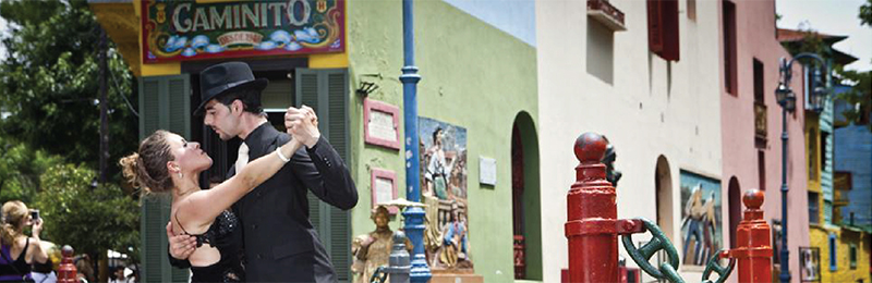 Pareja bailando tango en caminito, barrio de La Boca